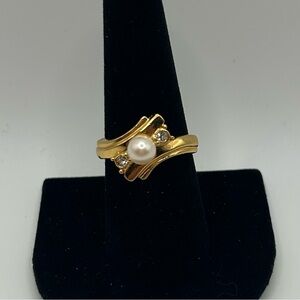 Avon VTG 'Faux' Pearl with Diamond Stone Accent Gold Tone Ring (Size 8)